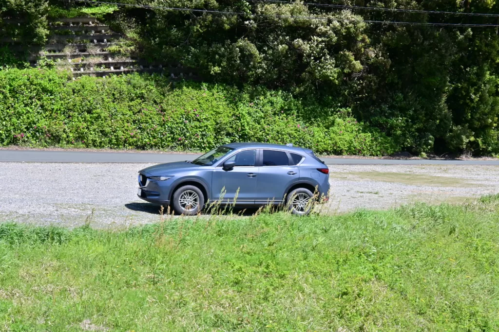 CX-5のポリメタルグレー色の見え方を表している写真