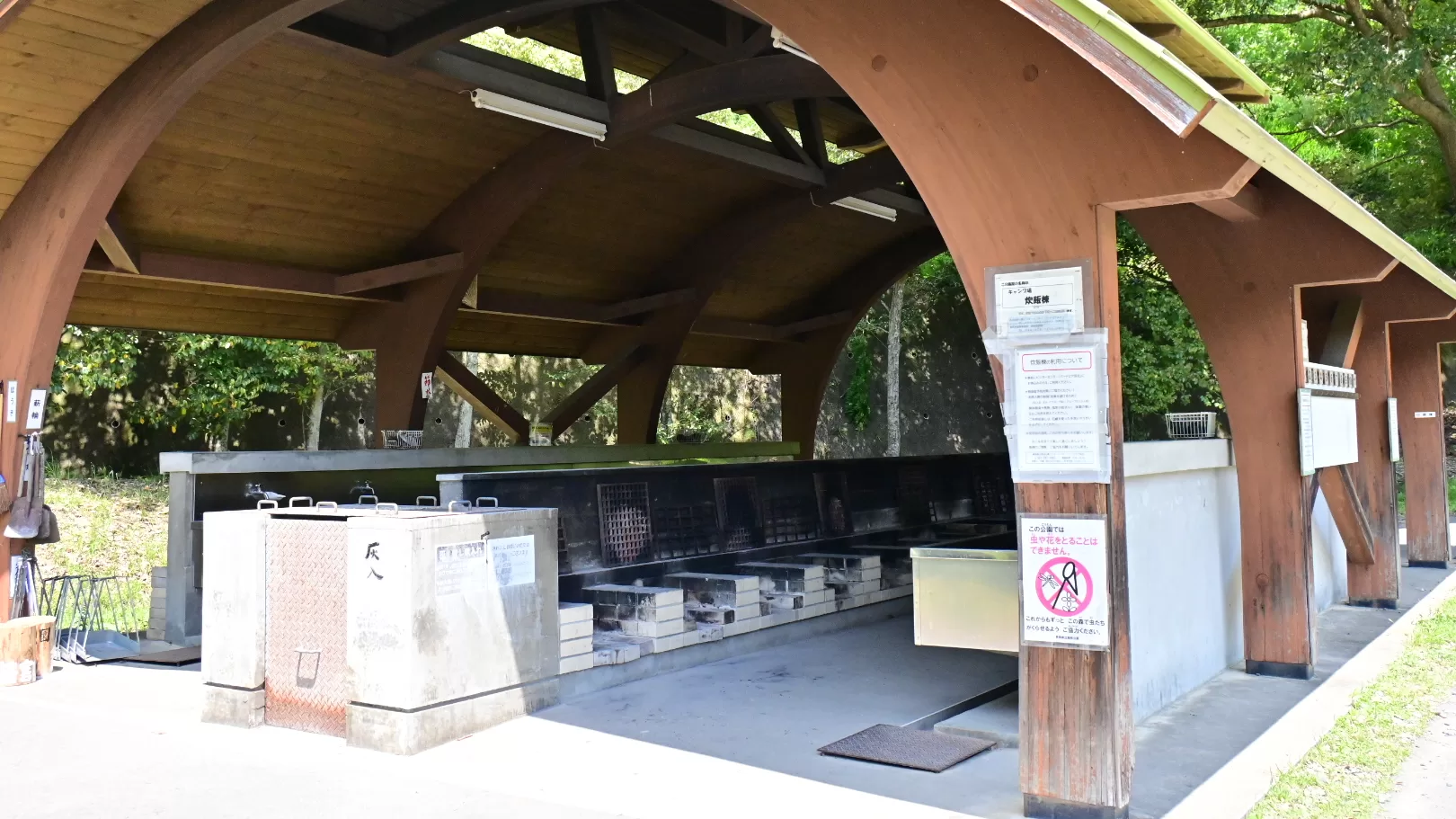 静岡県立森林公園内のバーベキューガーデン設備を撮影した写真
